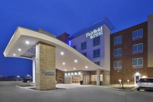 un hôtel avec un parking en face d'un bâtiment dans l'établissement Fairfield Inn & Suites by Marriott Flint Grand Blanc, à Grand Blanc