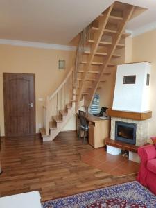 een woonkamer met een trap en een open haard bij Apartman Moravska 188 in Karlsbad