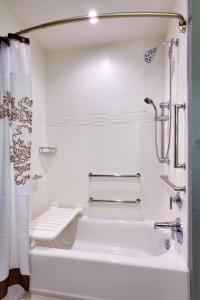 Residence Inn by Marriott Casper في كاسبر: حمام أبيض مع حوض ومرحاض