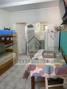 una habitación con dos literas y una nevera en Lacasadelagua, en Santa Teresita
