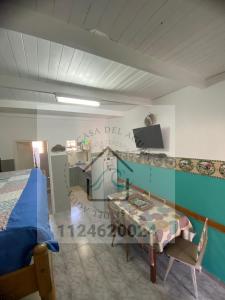 Una habitación con una mesa y una cama en una habitación en Lacasadelagua en Santa Teresita
