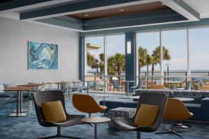 SpringHill Suites by Marriott Myrtle Beach Oceanfront的休息区