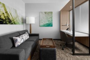 SpringHill Suites by Marriott Myrtle Beach Oceanfront的休息区