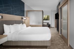 SpringHill Suites by Marriott Myrtle Beach Oceanfront客房内的一张或多张床位