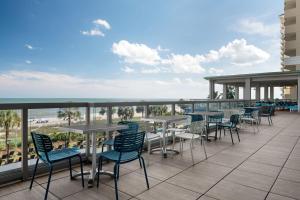 SpringHill Suites by Marriott Myrtle Beach Oceanfront的阳台或露台