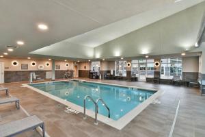 uma grande piscina num quarto de hotel em Residence Inn by Marriott Eau Claire em Eau Claire