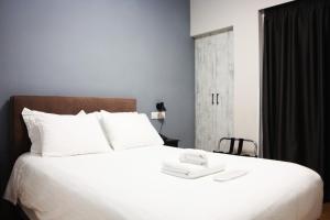 コリントスにあるApollon Filoxeniaのベッドルーム(白い大型ベッド、白い枕付)
