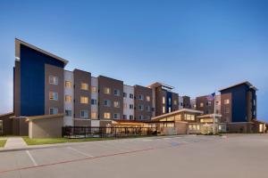 un aparcamiento vacío frente a un edificio en Residence Inn Waco South, en Waco