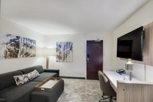 sala de estar con sofá y mesa en SpringHill Suites by Marriott Dallas NW Highway at Stemmons / I-35East, en Dallas