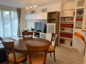 Televízia a/alebo spoločenská miestnosť v ubytovaní Bel appartement de 65 m2