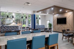 - une salle de conférence avec une table, des chaises et une télévision dans l'établissement Holiday Inn Express - Gaffney, an IHG Hotel, à Gaffney