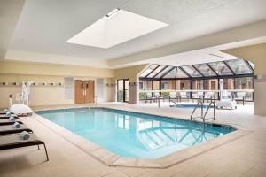 una piscina en una habitación de hotel con un gran techo en Courtyard by Marriott Boulder en Boulder