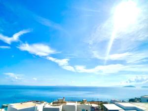 una vista del océano con edificios y el cielo en Restía, en Donoussa