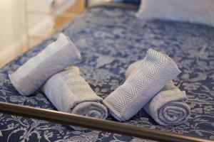 twee opgerolde handdoeken zittend op een bed bij St. Edwards Overlook in Sligo