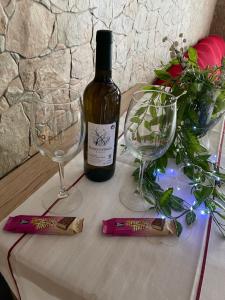 una botella de vino y dos copas de vino en una mesa en Apartamento Ubuntu en Los Llanos de Aridane
