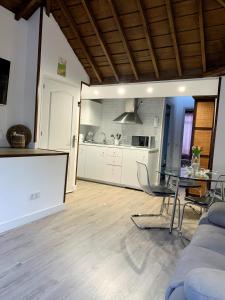 a living room with a table and a kitchen at Casa Mi Mona in Santa Cruz de la Palma