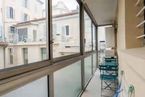 Balkón alebo terasa v ubytovaní 3-Br Apartment Steps from Palais des Festivals