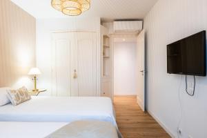 Posteľ alebo postele v izbe v ubytovaní 3-Br Apartment Steps from Palais des Festivals