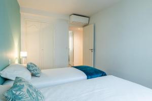 Posteľ alebo postele v izbe v ubytovaní 3-Br Apartment Steps from Palais des Festivals
