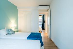 Posteľ alebo postele v izbe v ubytovaní 3-Br Apartment Steps from Palais des Festivals