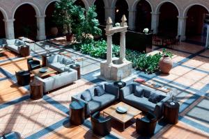 una vista aérea de un patio con sofás y una mesa en AC Hotel Palacio de Santa Ana by Marriott en Valladolid