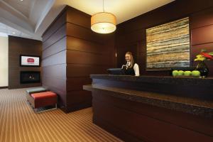 una mujer sentada en un bar en el vestíbulo de un hotel en Residence Inn by Marriott London Canada, en London