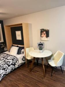 1 dormitorio con 1 cama, mesa y sillas en Mill Hill Haven, en Victoria