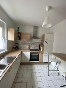 Il comprend une cuisine équipée d'un évier et d'une cuisinière. four supérieur dans l'établissement cozy apartment close to vienna, à Brunn am Gebirge