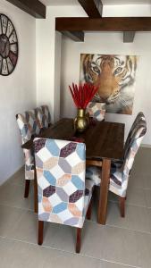 una mesa de comedor y sillas con una foto de un tigre en Apartamento Ubuntu en Los Llanos de Aridane