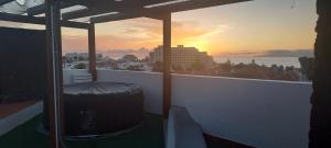 アロナにあるChill out Apartment Tenerifeのゴミ箱付きのバルコニーから夕日の景色を望めます。