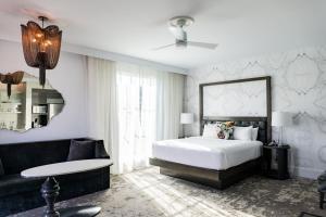 um quarto com uma cama e um sofá em Hotel Bella Grace em Charleston