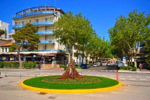 Bygningen som lejligheden ligger i + 1 billede