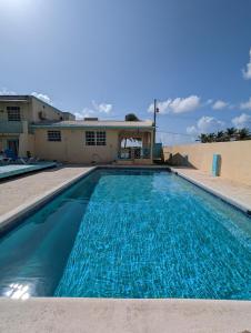 Bazén v ubytování Exclusive Luxury Holiday Home nebo v jeho okolí