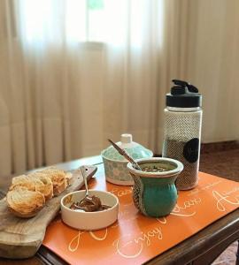 una mesa con un plato de comida y una taza de café en Departamento Benissa en San Juan en San Juan
