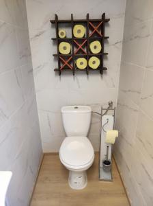 uma pequena casa de banho com WC e alguns pratos na parede em Haus Jennifer em Hart bei Graz