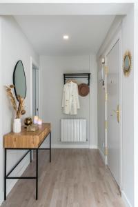 a hallway with a dressing table and a mirror at Apartamento Hospital Cruces - BEC in Barakaldo