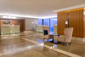 un vestíbulo con mesa y sillas en un edificio en JW Marriott Panama en Panamá