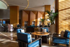 een lobby met stoelen en een tafel in een gebouw bij JW Marriott Panama in Panama-Stad