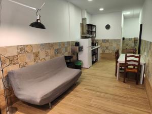 ein Wohnzimmer mit einem Sofa und einem Tisch in der Unterkunft Hotel Apartamentos Pueblo Mar in Calpe