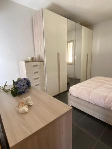 1 dormitorio con 1 cama y 1 mesa con flores en Casa civico22, en Fratta Todina