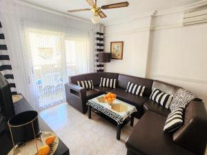a living room with a couch and a table at Apartament Pinada Beach in La Mata