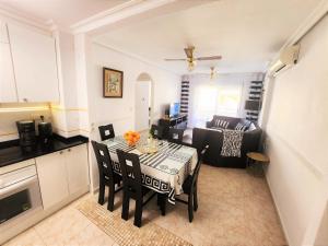 cocina y sala de estar con mesa y sillas en Apartament Pinada Beach, en La Mata