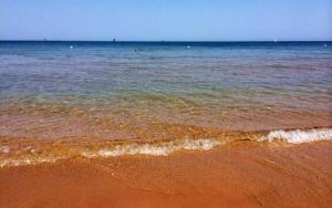 a beach with the ocean and the water at Verter Home B&B in Ovile la Marina