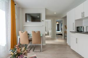 cocina y sala de estar con mesa y sillas en Apartamento Hospital Cruces - BEC, en Barakaldo
