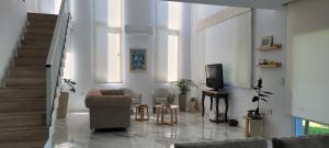 sala de estar con sofá y TV en Exclusiva Casa San Sebastian Funes 5 personas en Funes
