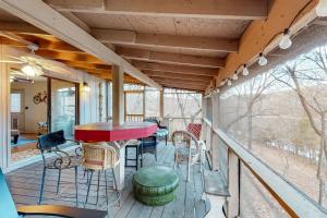 a screened in porch with a table and chairs at Lone Star Lake House in Eureka Springs