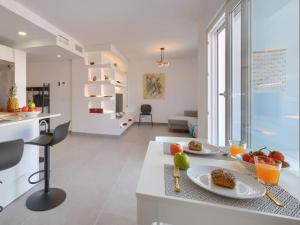 eine Küche mit zwei Tellern Essen auf einer Theke in der Unterkunft Bonito apartamento 2 minutos de la playa in Fuengirola