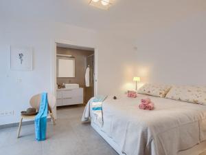 een slaapkamer met een bed met roze kussens erop bij Bonito apartamento 2 minutos de la playa in Fuengirola