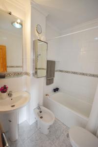 Koupelna v ubytování Apartamento la vista, Frigiliana 2 bedroom apartment with amazing views, pool and free private parking HansOnHoliday Rentals