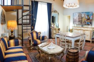 sala de estar con escalera de caracol, mesa y sillas en Il Mangia-Luxury, en Siena